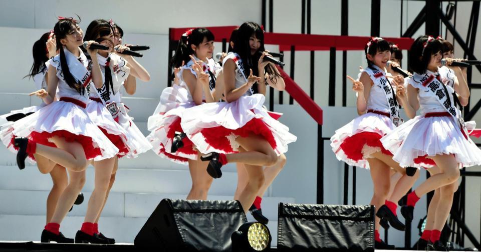 ファンを盛り上げるパフォーマンスを見せる地元のＮＧＴ４８＝ハードオフエコスタジアム新潟（撮影・佐々木彰尚）