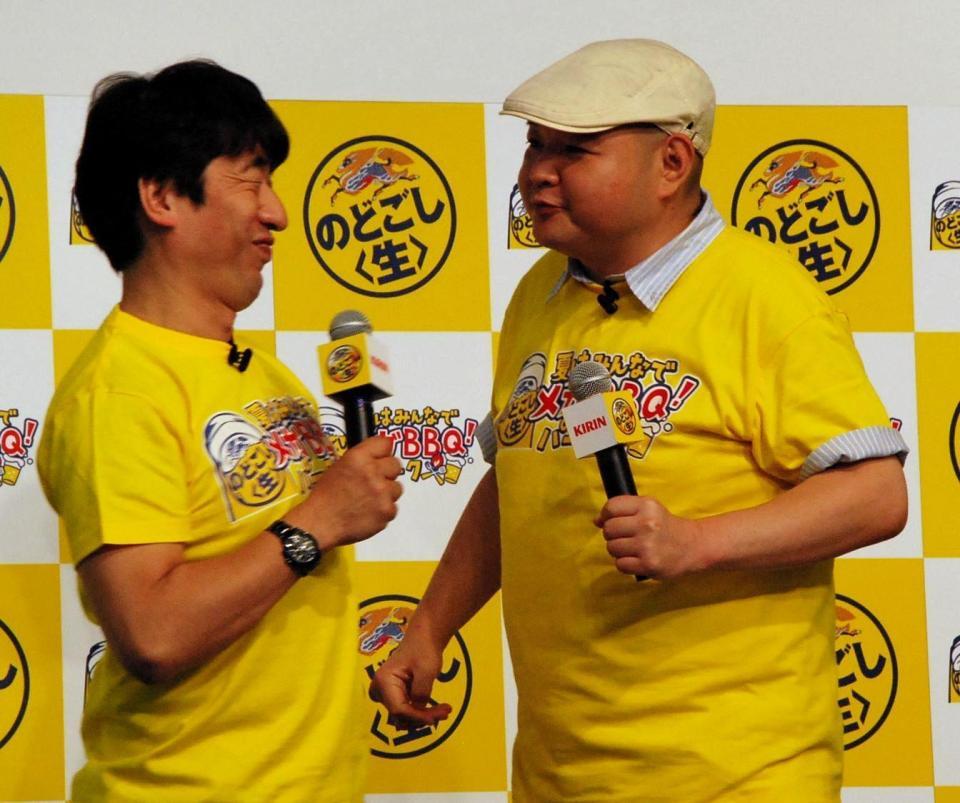 寺門ジモン（左）と“キス芸”に挑む内山信二＝東京・ベルサール秋葉原