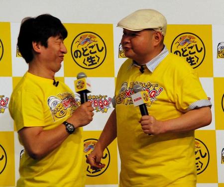 寺門ジモン（左）と“キス芸”に挑む内山信二＝東京・ベルサール秋葉原