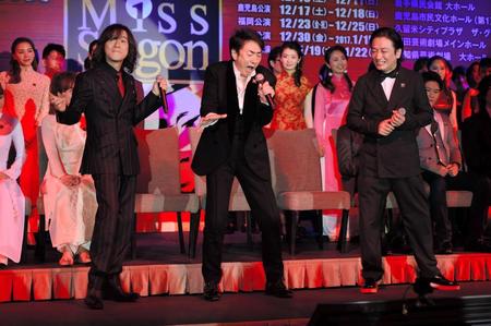 記者会見中に行われたパフォーマンスで熱唱する市村正親。左はダイアモンド☆ユカイ、右は駒田一＝パレスホテル東京（撮影・開出牧）