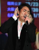 記者会見中のパフォーマンスで熱唱する市村正親＝パレスホテル東京（撮影・開出牧）