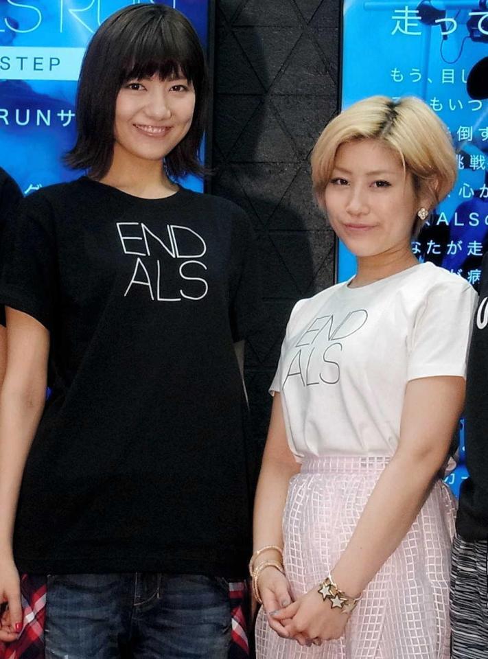 　トークショーを行った宮澤佐江（左）とＩＭＡＬＵ＝東京・表参道