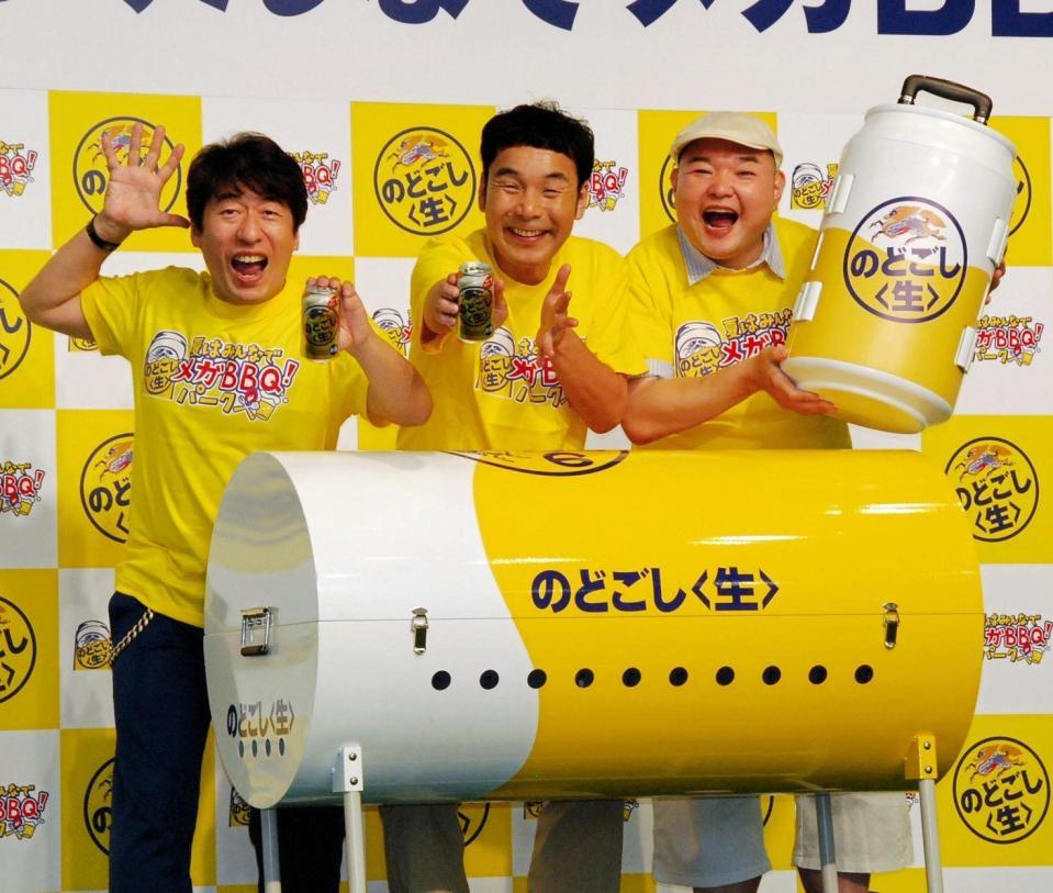 寺門ジモン（左）と肥後克広（中央）と共演し、ダチョウ倶楽部入りに味を締めた内山信二＝東京・ベルサール秋葉原