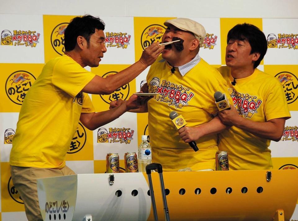 寺門ジモン（右）に押さえられ、肥後克広（左）から焼き肉を頬にあてられる内山信二＝東京・ベルサール秋葉原