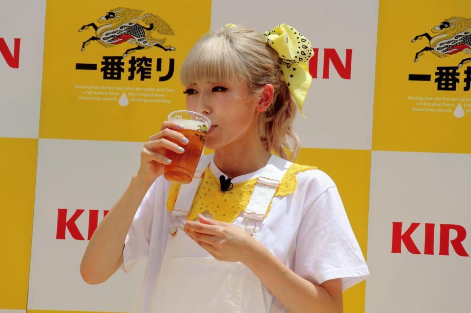 キリンビールのイベントで利きビールに挑戦する若槻千夏
