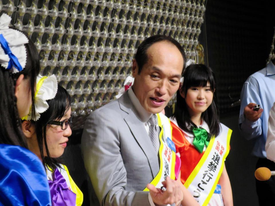 都知事選不出馬を宣言した東国原英夫氏＝東京・秋葉原