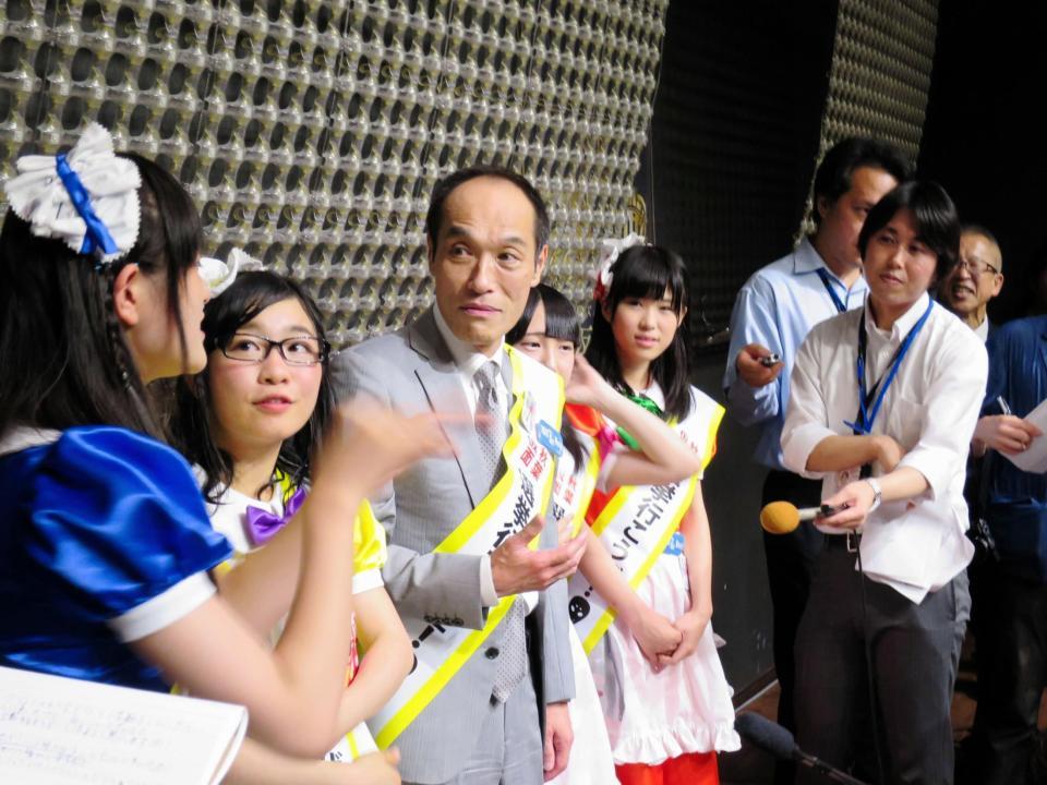 都知事選不出馬を宣言した東国原英夫氏＝東京・秋葉原