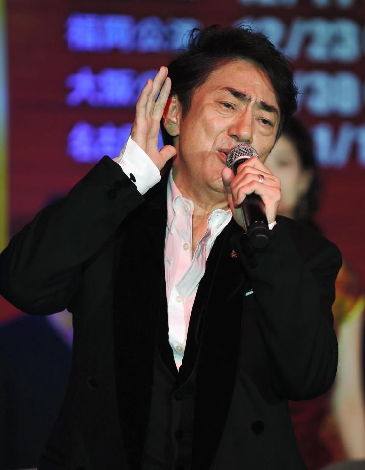 記者会見中のパフォーマンスで熱唱する市村正親＝パレスホテル東京（撮影・開出牧）