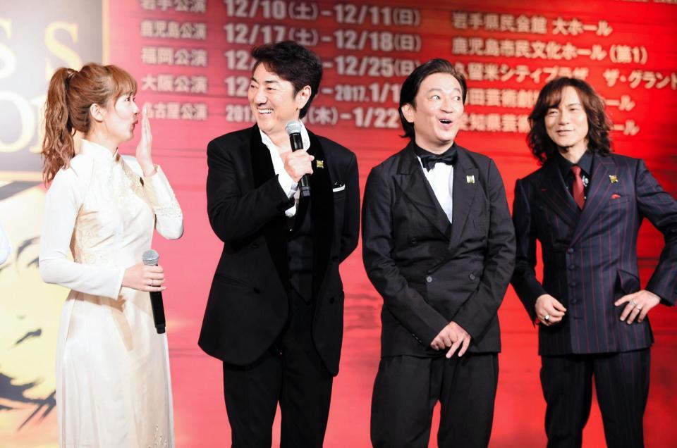 囲み会見をトークで盛り上げる市村正親（左から２人目）。左は笹本玲奈、（右から）ダイアモンド☆ユカイ、駒田一＝パレスホテル東京（撮影・開出牧）