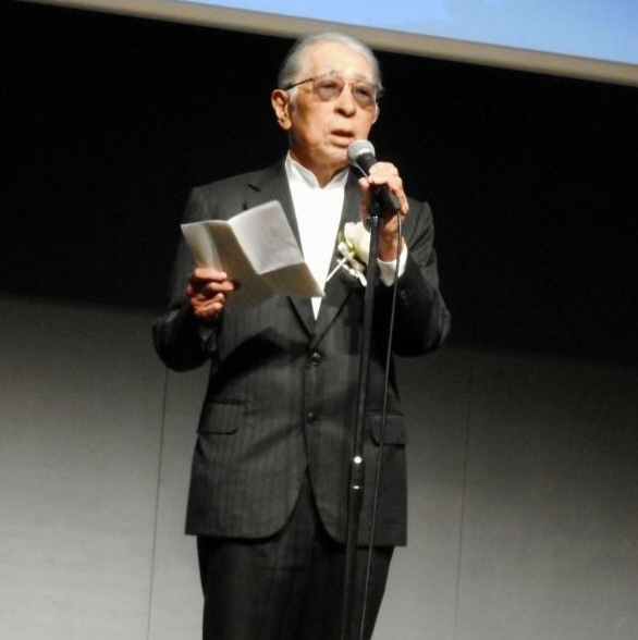 大平透を偲ぶ会」で献杯のあいさつをする藤子不二雄Ａさん＝都内