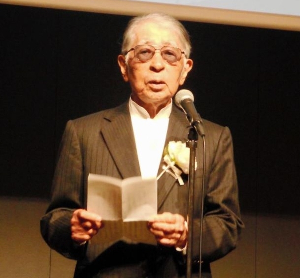 「大平透を偲ぶ会」で献杯のあいさつをする藤子不二雄Ａさん＝都内