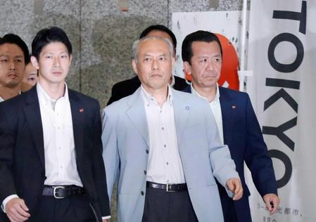 　険しい表情で都庁を後にする東京都の舛添要一知事（中央）