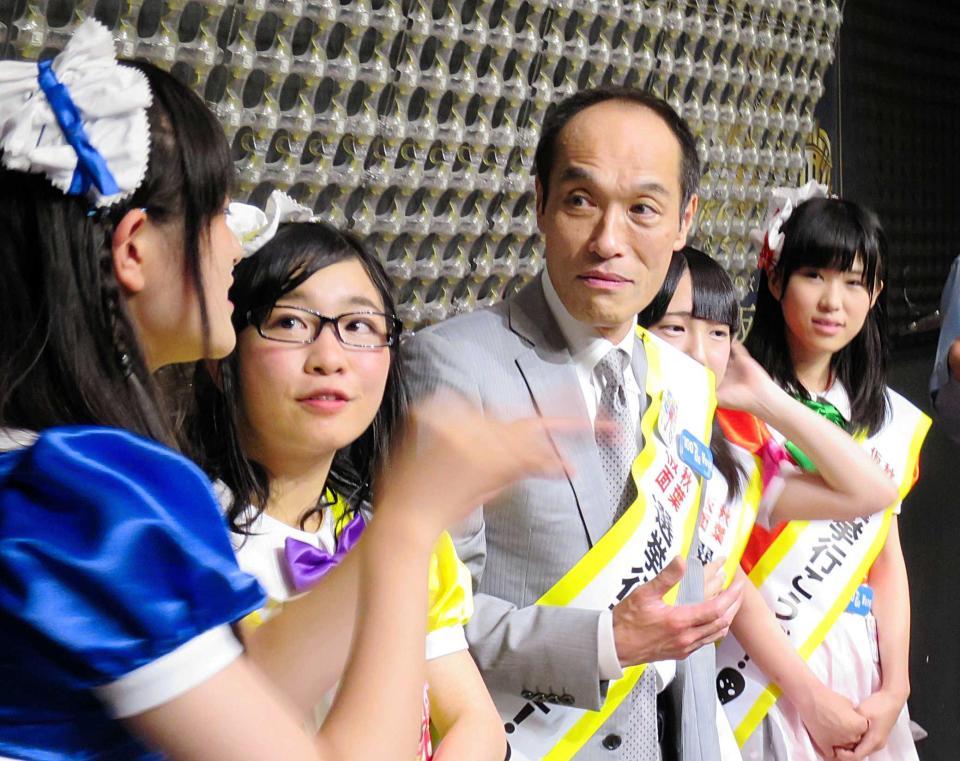 　仮面女子のユニット「秋葉仮面」に囲まれる中、都知事選不出馬を宣言した東国原英夫氏＝東京・秋葉原