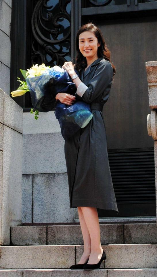 　屋上の時計塔前で笑顔の天海祐希＝東京・銀座和光