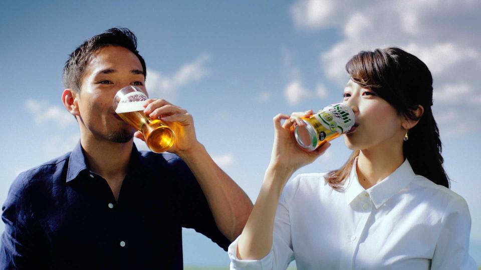 　新ＣＭで初共演した長友佑都（左）と加藤綾子