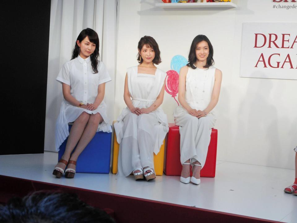 「ＳＫ－２　ＤＲＥＡＭ　ＡＧＡＩＮ～もう一度夢を見よう～」イベントに登場した（左から）平井理央、舟山久美子、荒川静香＝東京・渋谷のＰＡＲＣＯ公園通り広場