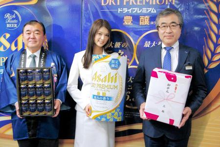　イベントに登場した（左から）アサヒビールの塩澤賢一常務取締役、イメージガールの東野佑美、三越日本橋の中陽次本店長