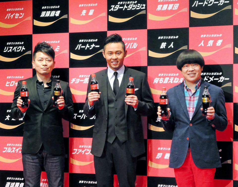 　「『コカ・コーラ』サマーキャンペーン２０１６キックオフ記念イベント」に登場した北島康介氏（中央）と雨上がり決死隊＝東京・原宿