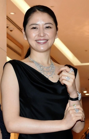 総額６億円以上のショパールのハイジュエリーを身にまとった長澤まさみ＝東京・銀座（撮影・佐々木彰尚）