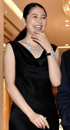 総額６億円以上のショパールのハイジュエリーを身にまとった長澤まさみ＝東京・銀座（撮影・佐々木彰尚）