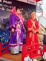ボールペンのサンプルイベントで彦星と織姫にふんしたメイプル超合金の安藤なつ（左）とカズレーザー＝東京・渋谷の１０９イベントスクエア