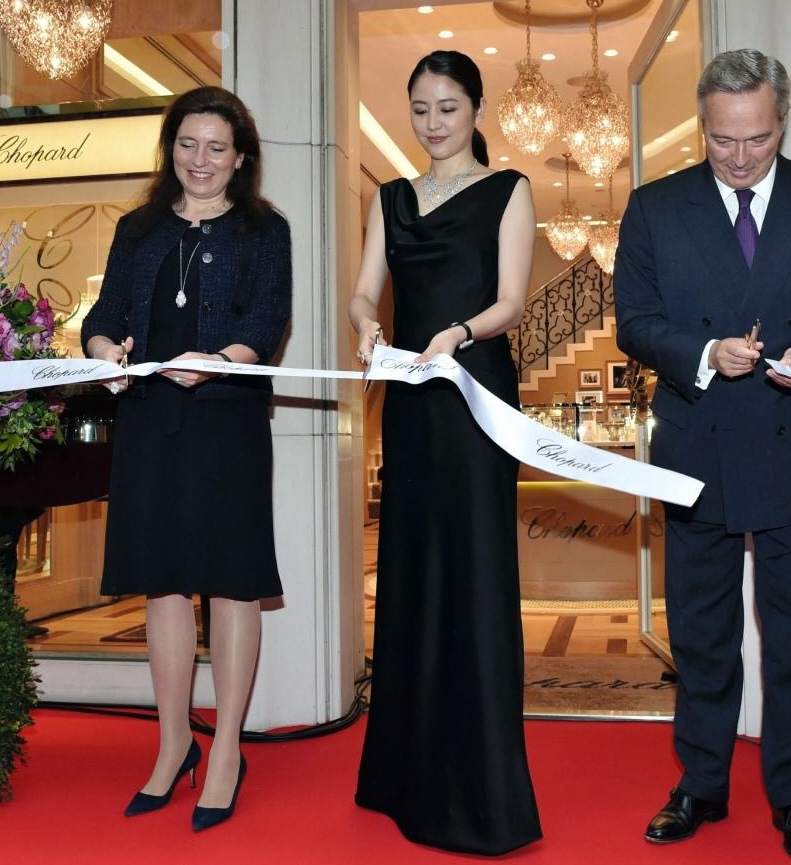 ショパールのテープカットセレモニーに登場した長澤まさみ（中央）＝東京・銀座（撮影・佐々木彰尚）