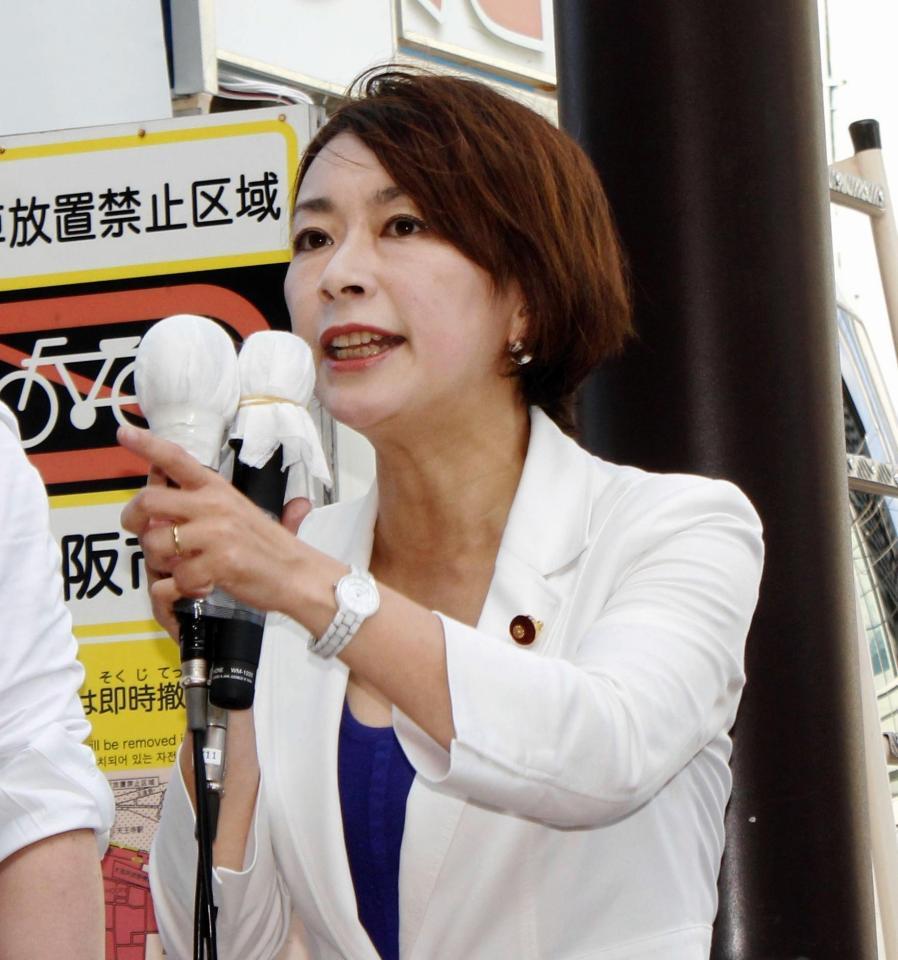街頭演説を行った民進党の山尾志桜里政調会長＝大阪市内