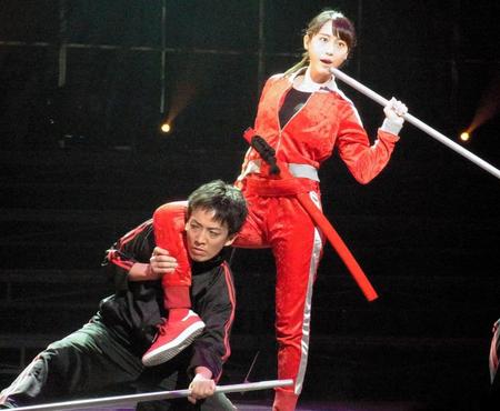 　殺陣でポーズを決める松井玲奈＝東京・天王洲