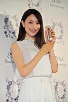 美肌の秘けつを語った蛯原友里＝東京・青山