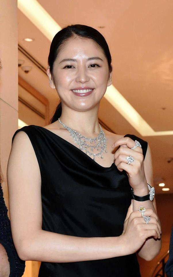 　総額６億円以上のショパールのハイジュエリーを身にまとった長澤まさみ＝東京・銀座（撮影・佐々木彰尚）