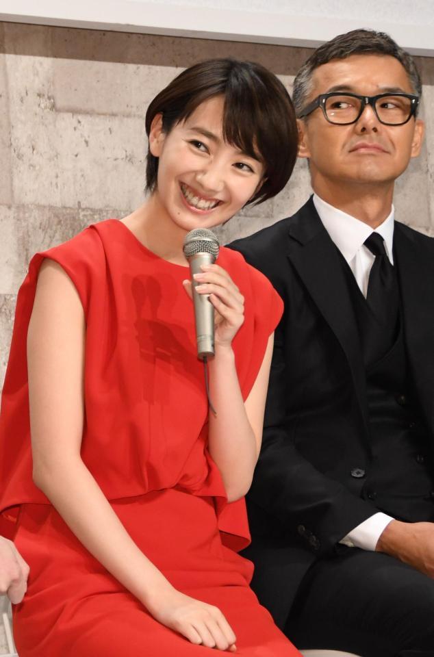 会見で笑顔の波瑠＝ＴＭＣ