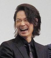 初日舞台あいさつに登場した綾野剛＝都内