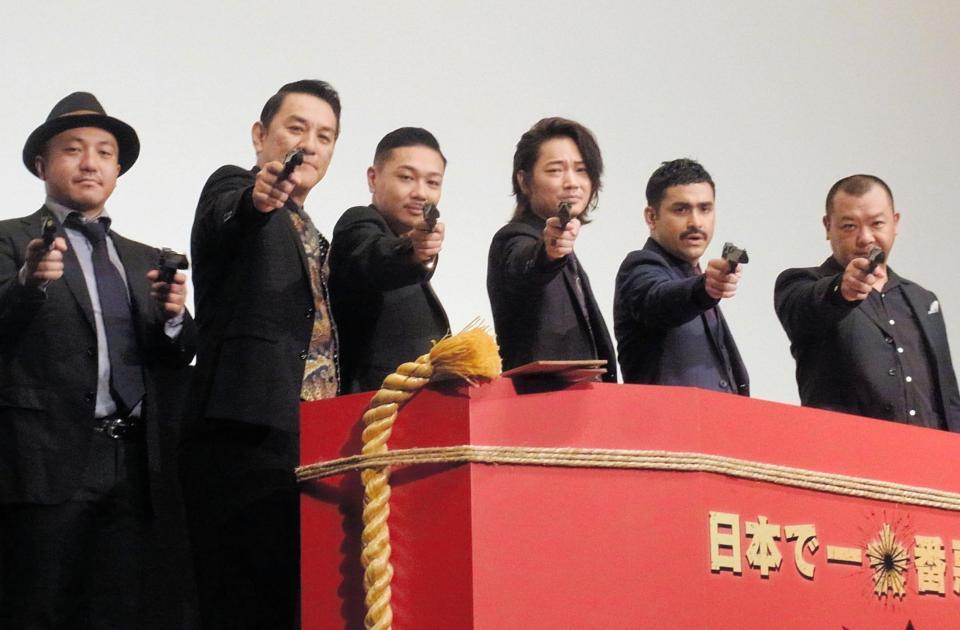 銃を構える（左から）白石和彌監督、ピエール瀧、ＹＯＵＮＧ　ＤＡＩＳ、綾野剛、植野行雄、木下隆行＝東京・丸の内ＴＯＥＩ