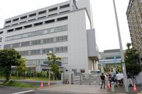 高知東生容疑者の送検を待つ報道陣（右端）＝東京・湾岸署（撮影・開出牧）