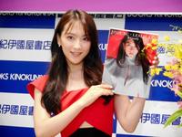 写真集「美　Ｇｅｎｔｌｙ」の発売記念握手会を行った知英＝東京・紀伊國屋書店新宿本店