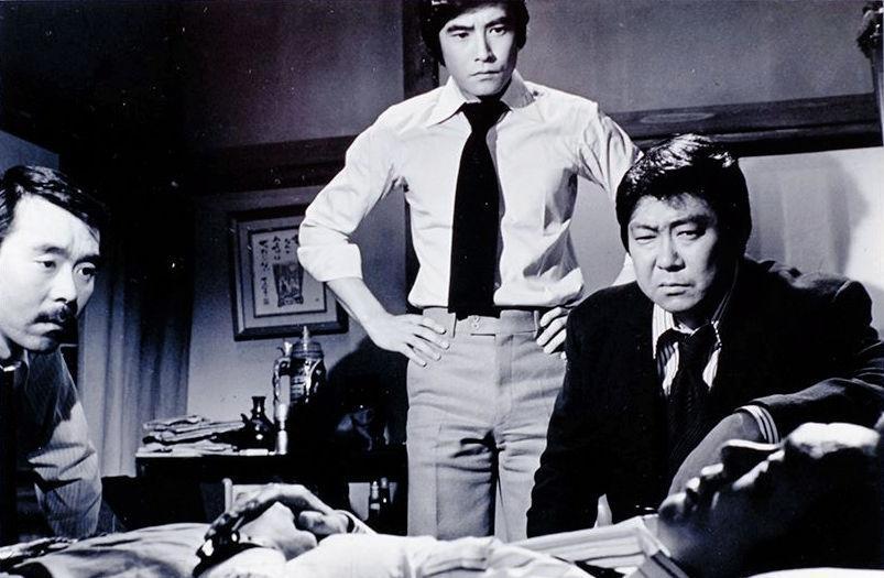 神田正輝（中央）と「大都会　闘いの日々」で共演した寺尾聰（左）。共に石原裕次郎さん（右）演じるキャップの元で奔走する事件記者役だった