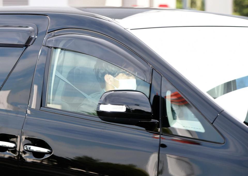 カーテンで隠された、高知東生容疑者が乗っていると思われる車両の後部シート＝東京・湾岸署（撮影・開出牧）