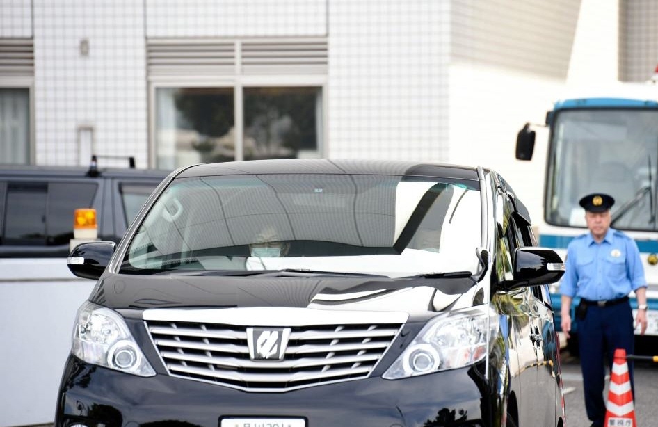 早朝に送検される、高知東生容疑者が乗っていると思われる車両＝東京・湾岸署