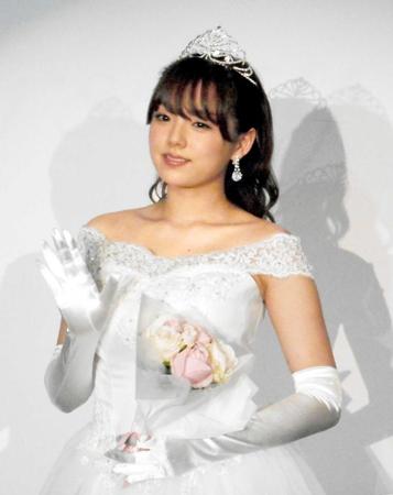 １０周年記念イベントでウエディングドレス姿を披露した篠崎愛