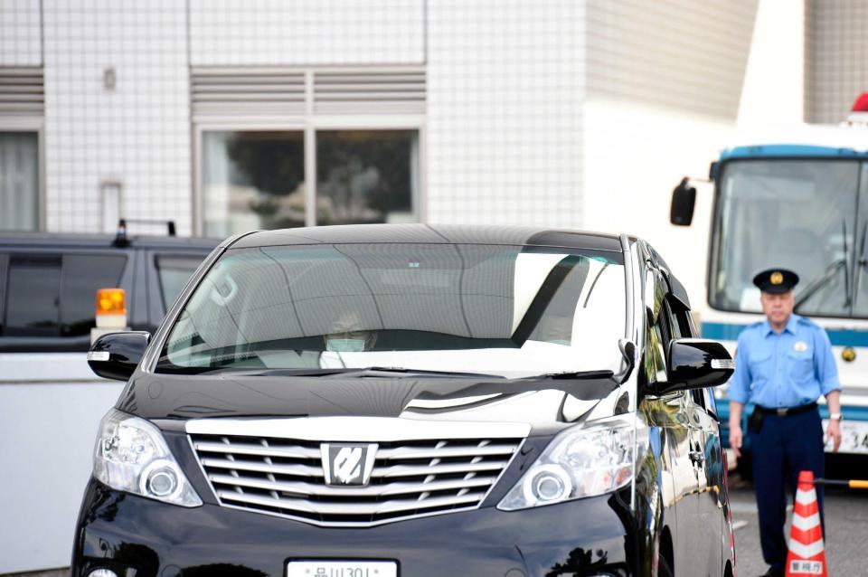 　送検される高知東生容疑者が乗っていると思われる車両＝東京・湾岸署