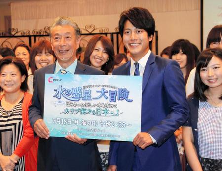 水をイメージした青のスーツで登場した高田純次（左）と溝端淳平＝東京・第一ホテル