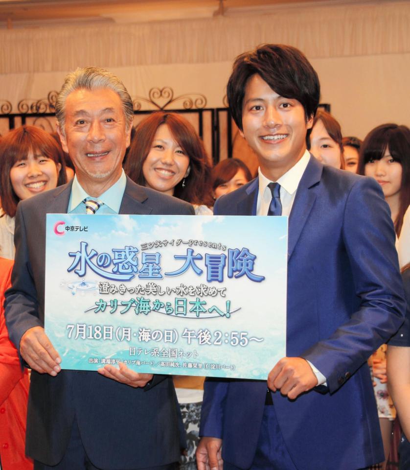 会見に登場した高田純次（左）と溝端淳平＝東京・第一ホテル