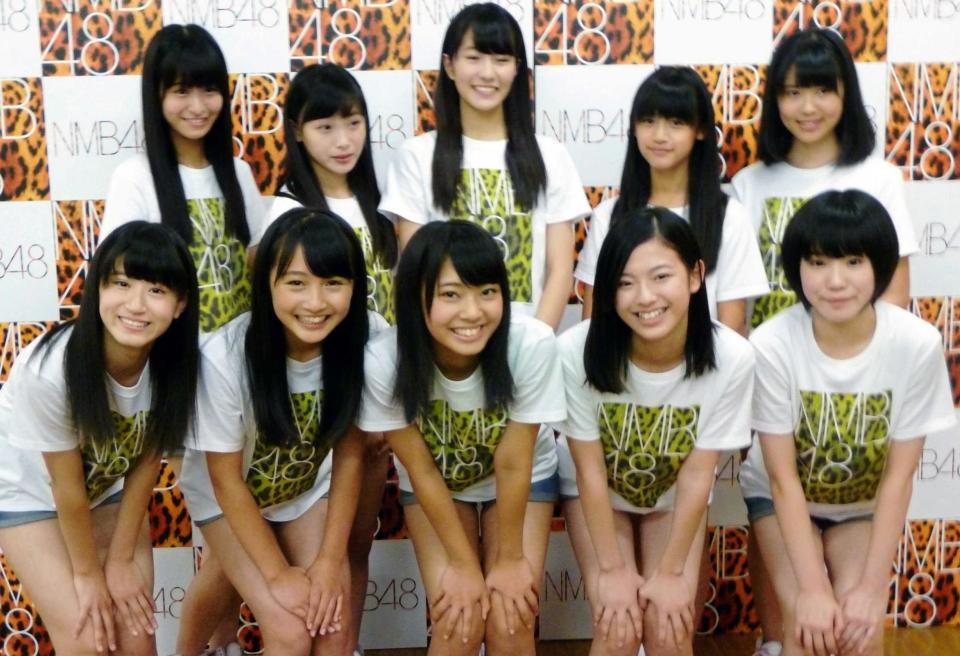 　ＮＭＢ５期生の（前列左から）上西怜、山本彩加、山田寿々、溝川実来、水田詩織、（後列左から）清水里香、梅山恋和、小嶋花梨、中川美音、岩田桃夏＝大阪市内
