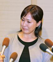 会見中に涙ぐむ高島礼子＝京都タワーホテル（撮影・持木克友）