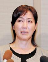 会見中に涙をみせる高島礼子＝京都タワーホテル（撮影・持木克友）