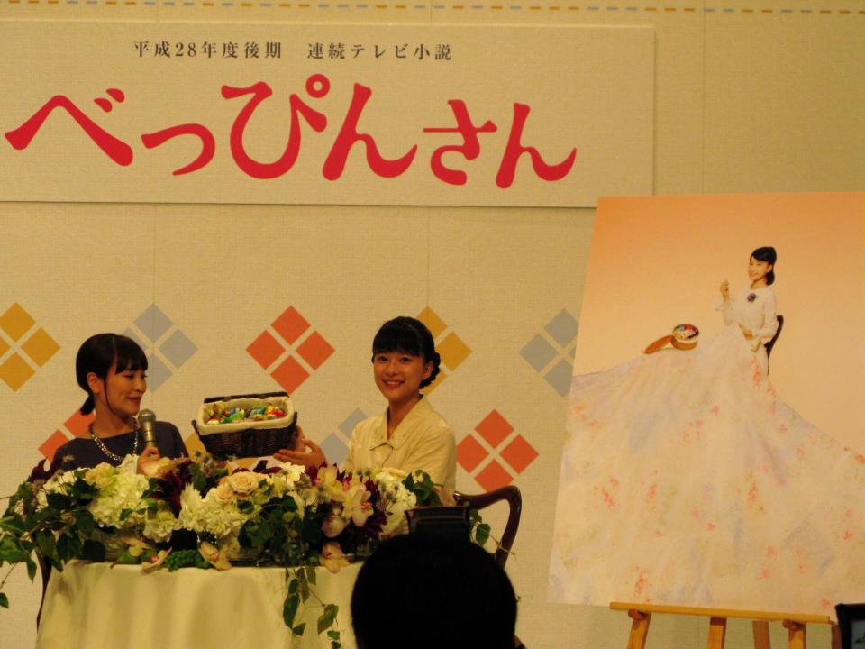 ヒロインの芳根京子（右）から裁縫道具をプレゼントされる清川あさみ氏＝大阪市内