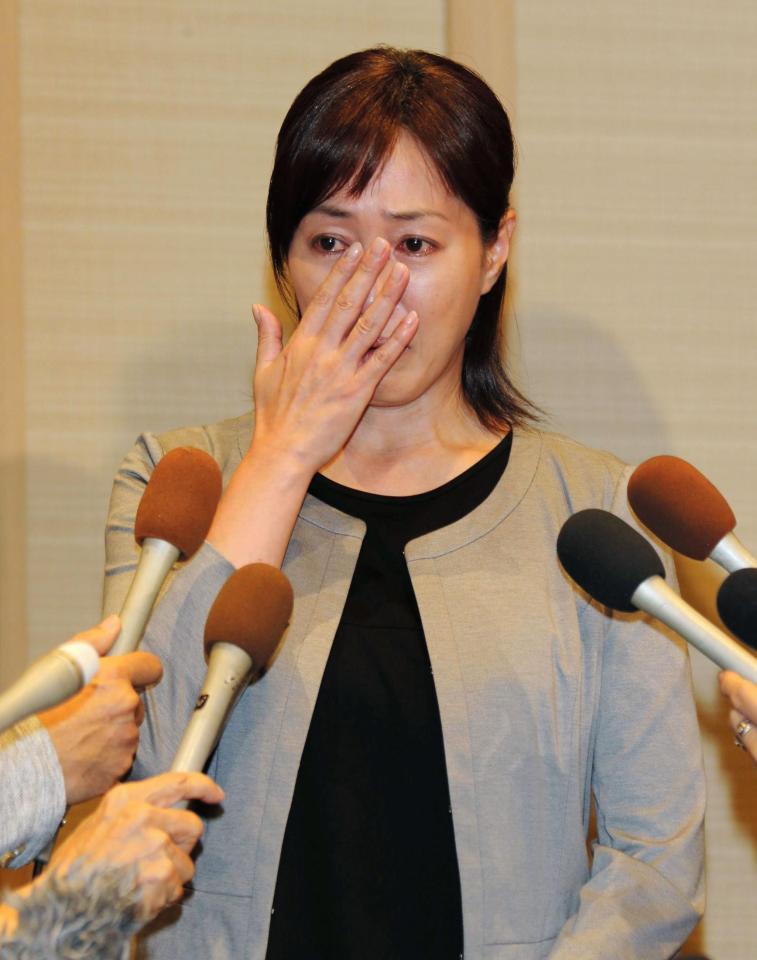 会見中に涙をみせる高島礼子＝京都タワーホテル（撮影・持木克友）