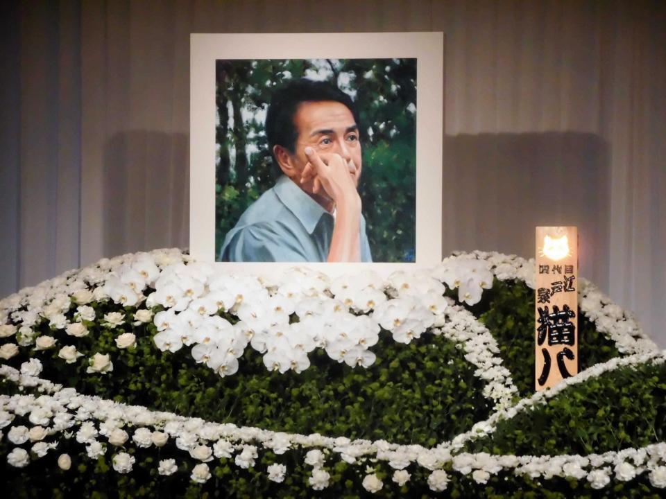 　神津善之介氏による肖像画が用いられた、四代目江戸家猫八さんの遺影