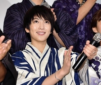 男装浴衣姿を披露した知英＝都内