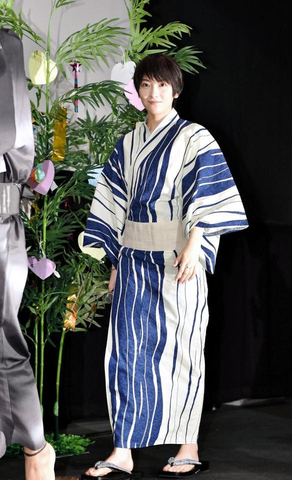 男装浴衣姿で登場した知英＝都内